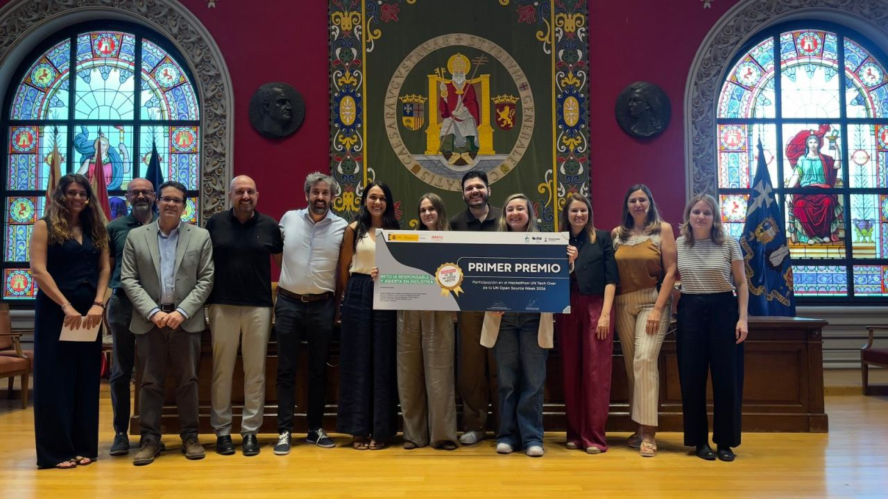 Entrega del primer premio del hackathon en Zaragoza